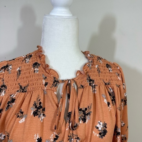 Melloday sz sm top in a pumpkin color with a floral print. Ruching front & back - Picture 13 of 15